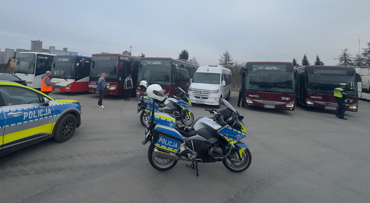 Kontrola autobusów w Olsztynku: Policjanci sprawdzili stan techniczny pojazdów szkolnych - Kujawsko-Pomorskie