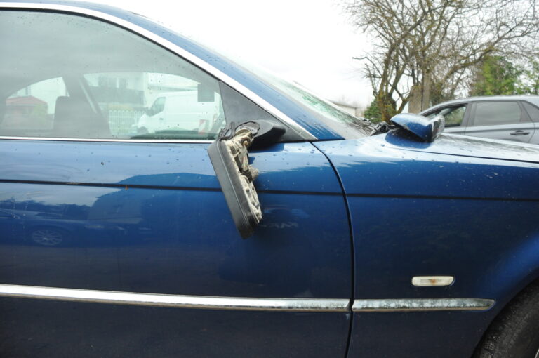 Ełk: 33-latek wściekły zniszczył BMW i jechał rower pod wpływem alkoholu - Paragraf