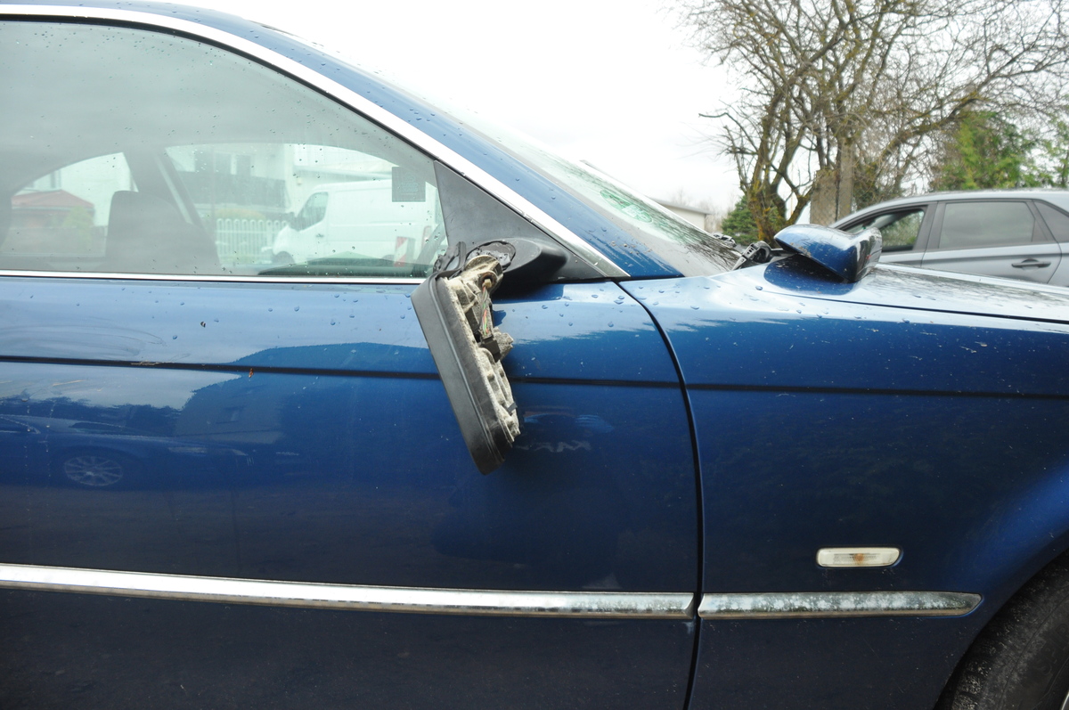 Ełk: 33-latek wściekły zniszczył BMW i jechał rower pod wpływem alkoholu - Paragraf