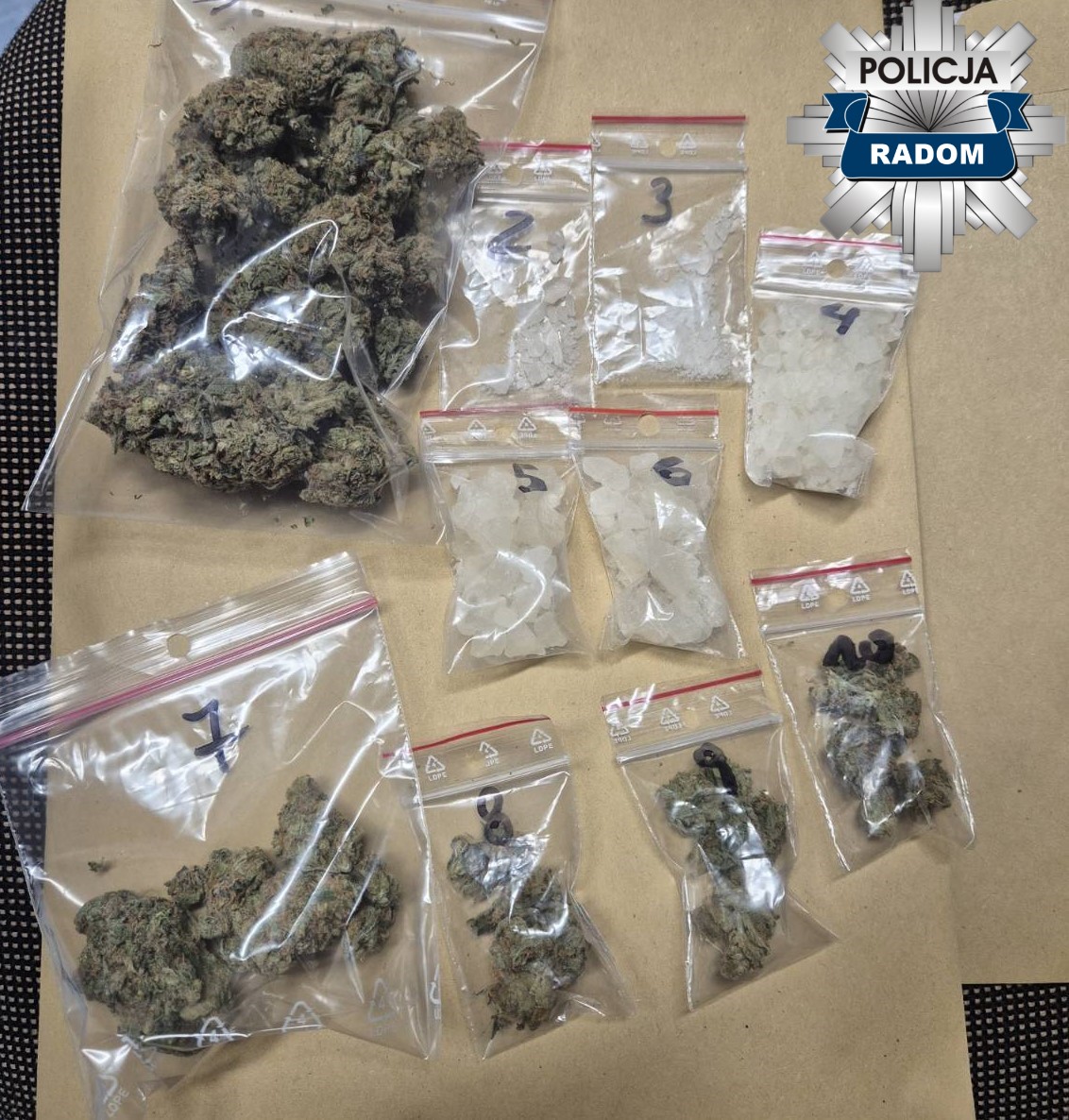 Policjanci zatrzymali 19-latka z narkotykami i listem gończym w Radomiu - Paragraf