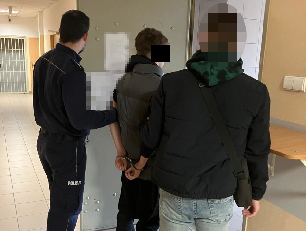 Policjanci z Warszawy zatrzymali trójkę młodych mężczyzn podejrzanych o oszustwa na starszego mieszkańca. Sprawcy wyłudzili od 89-latka pieniądze, podszywając się pod funkcjonariusza policji.