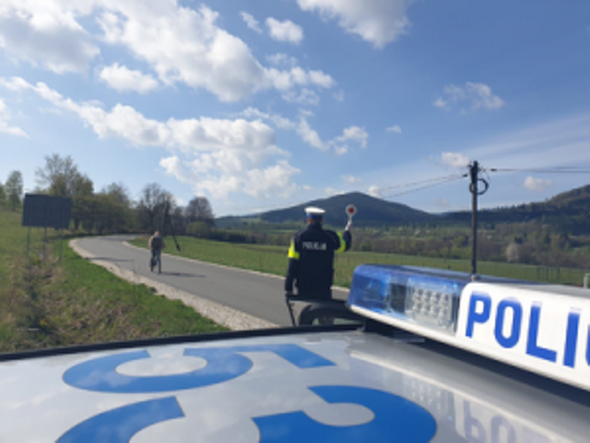 Policja Kłodzko apeluje: Bądźmy uważni na drogach – bezpieczeństwo rowerzystów to wspólna sprawa - Paragraf