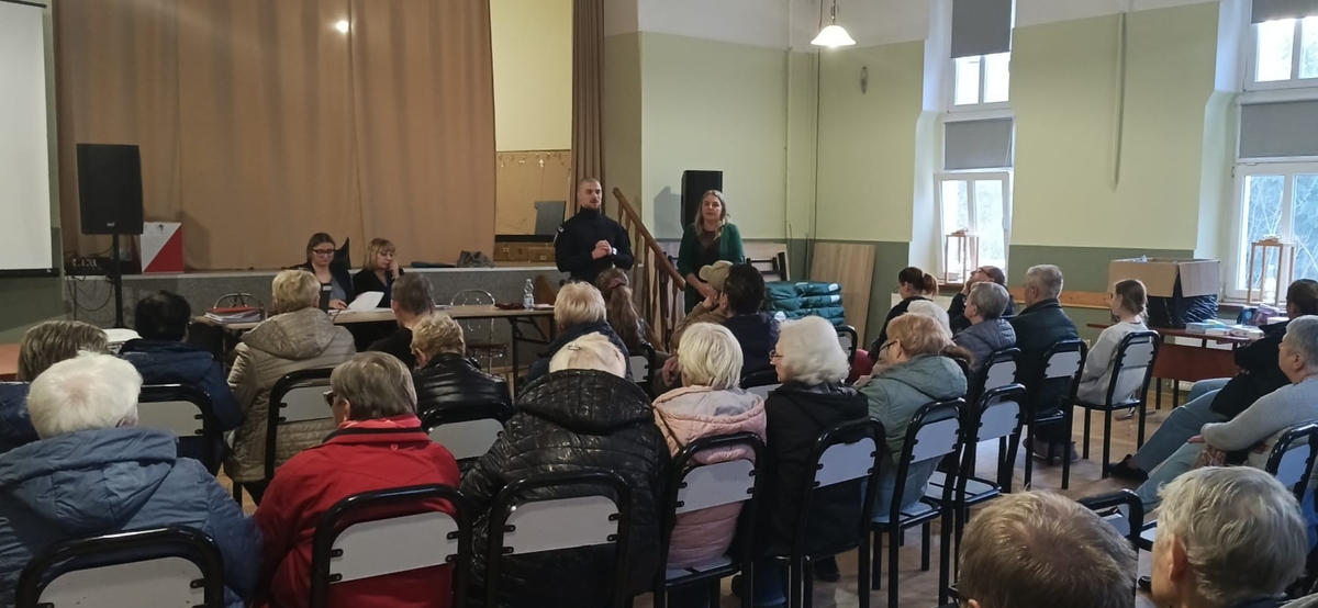 Policjanci KPP w Kłodzku rozmawiali o bezpieczeństwie z seniorami w Wojciechowicach - Najpopularniejszy serwis internetowy w regionie - Powiat kłodzki