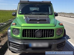 Policjanci odzyskali skradziony Mercedes o wartości ponad 1 mln zł po pościgu autostradą - Paragraf