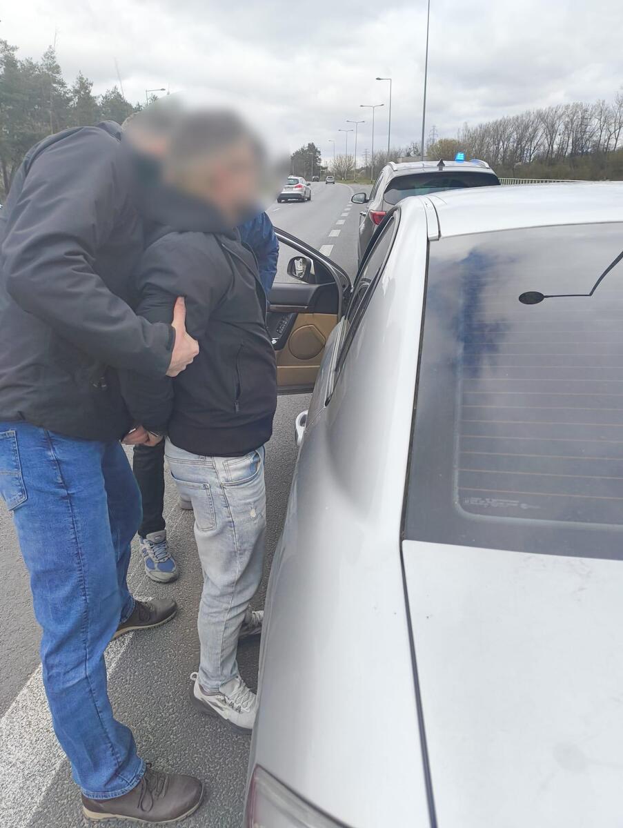 Policjanci rozbili zorganizowaną grupę przestępczą oszukującą starszych ludzi - Paragraf