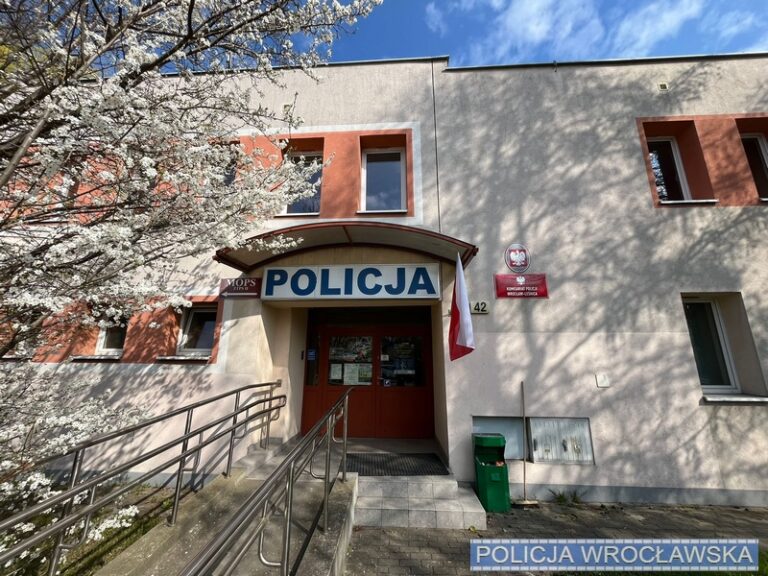 Policjanci zatrzymali dwóch mężczyzn za rozbój przy ul. Promenada we Wrocławiu - Paragraf