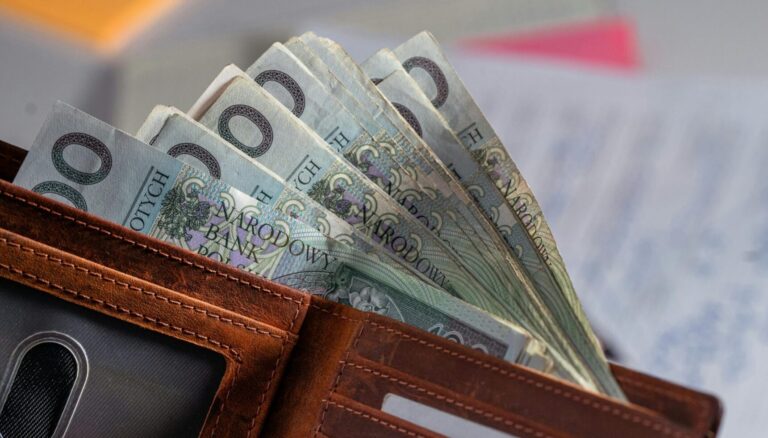 Policja ostrzega: Zabezpiecz dom i portfel przed świątecznym szaleństwem - Paragraf