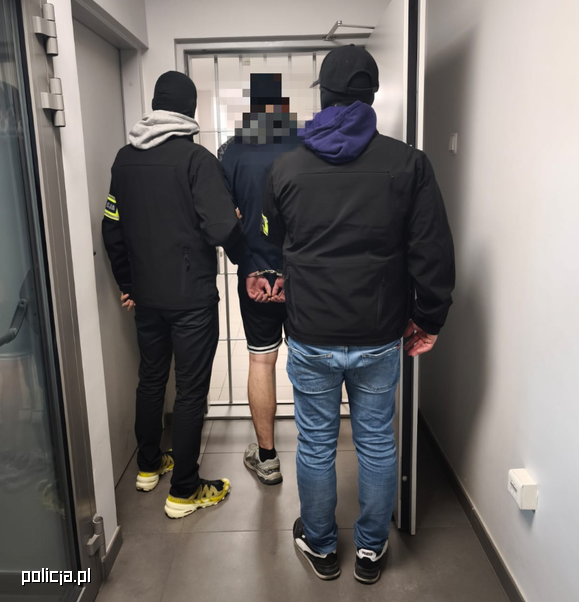 Krośnieńscy policjanci zobowiązali do powrotu obywatela Ukrainy - Paragraf