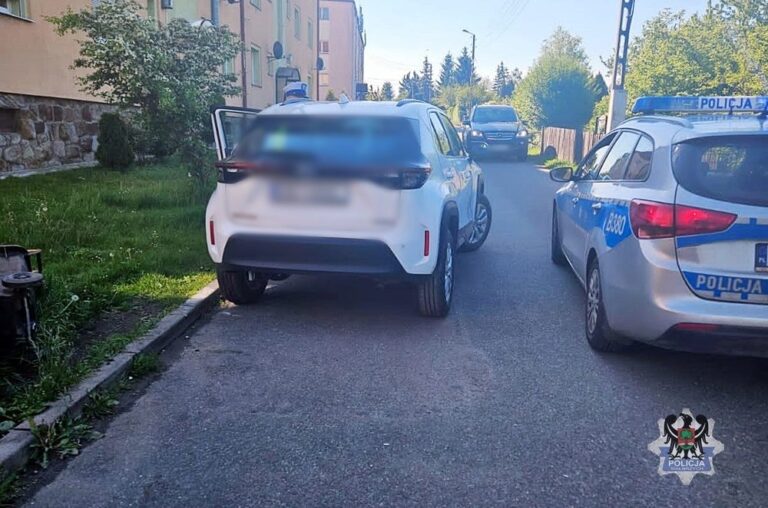 Nietrzeźwa wjechała pojazdem w śmietniki oraz zaparkowany samochód. Sama miała ponad 2 promile alkoholu w organizmie