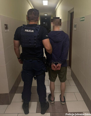 Jelenia Góra: 24-latek zatrzymany za agresję i narkotyki - Paragraf