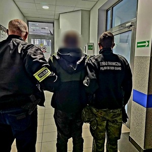 Oławscy policjanci zatrzymali agresywnego 35-latka, przekazanie do Straży Granicznej - Paragraf