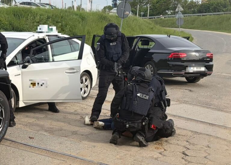 Pobicie i porwanie w miejscu pracy – zatrzymani przez policję - Paragraf