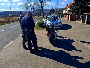 Policjanci z Ząbkowic Śląskich kontrolują motocyklistów - Paragraf