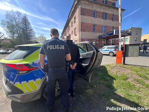 Policjanci zatrzymali 27-latka z Jeleniej Góry za posiadanie narkotyków - Paragraf