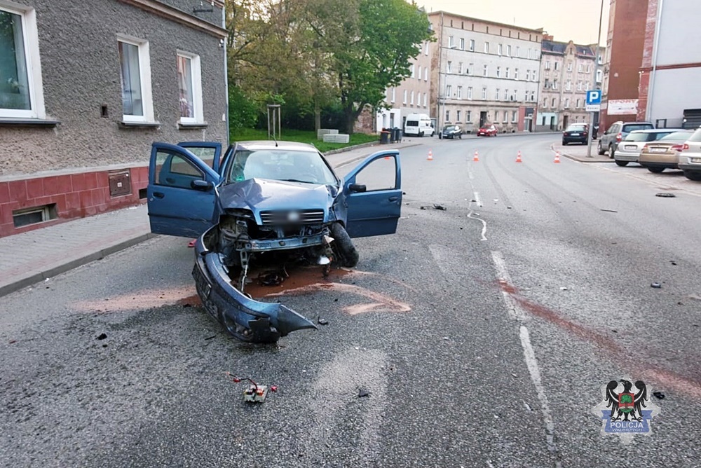 Wałbrzych: Czterech kierowców pod wpływem narkotyków, jeden wjechał w budynek - Paragraf