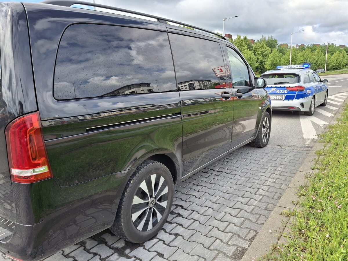 51-latek przewoził trumnę z ciałem pod wpływem 2,5 promila - Drogówka
