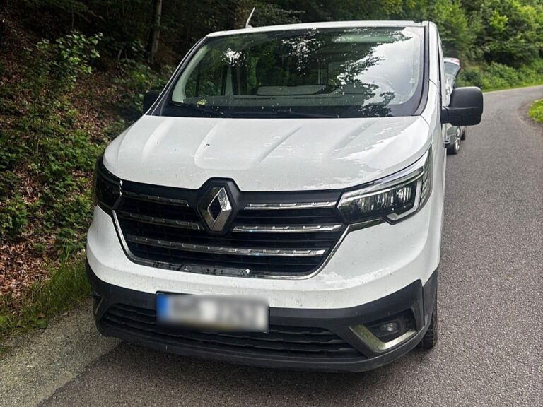 Odzyskali auto za 124 tys. zł i zatrzymali dwóch mężczyzn - Drogówka