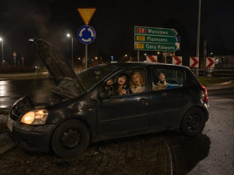 Dwie nietrzeźwe kobiety w uszkodzonym aucie na rondzie w Białymstoku - Drogówka