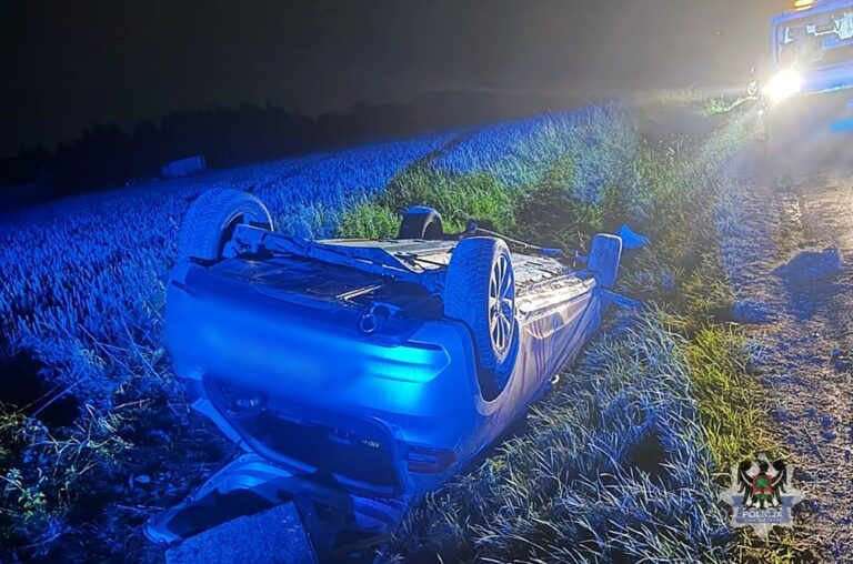 Nocny wypadek na wyjeździe z Cieszowa: Kierowca doprowadził do dachowania - Wypadki i Kolizje