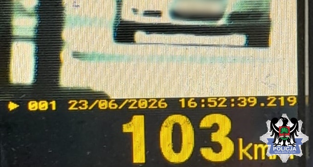 Jechała 103 km/h w terenie zabudowanym. Straciła prawo jazdy - Drogówka
