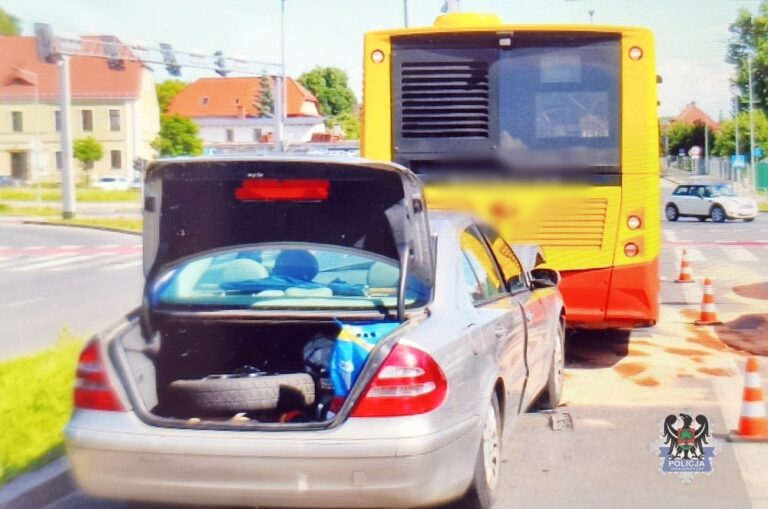 Pijany 68-latek wjechał w autobus w Wałbrzychu - Wypadki i Kolizje