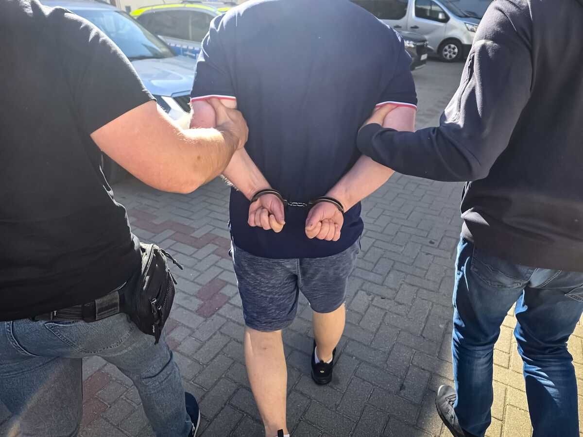 Policjanci zatrzymali oszustów wyłudzających pieniądze od seniorki - Oszustwa i Wyłudzenia