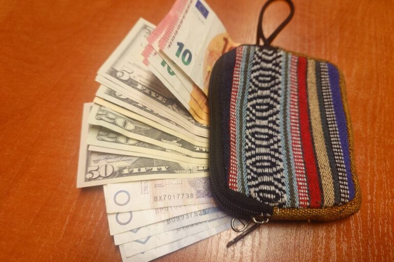 Trzej 16-latkowie oddali znaleziony portfel w Żorach - Interwencje Obywatelskie