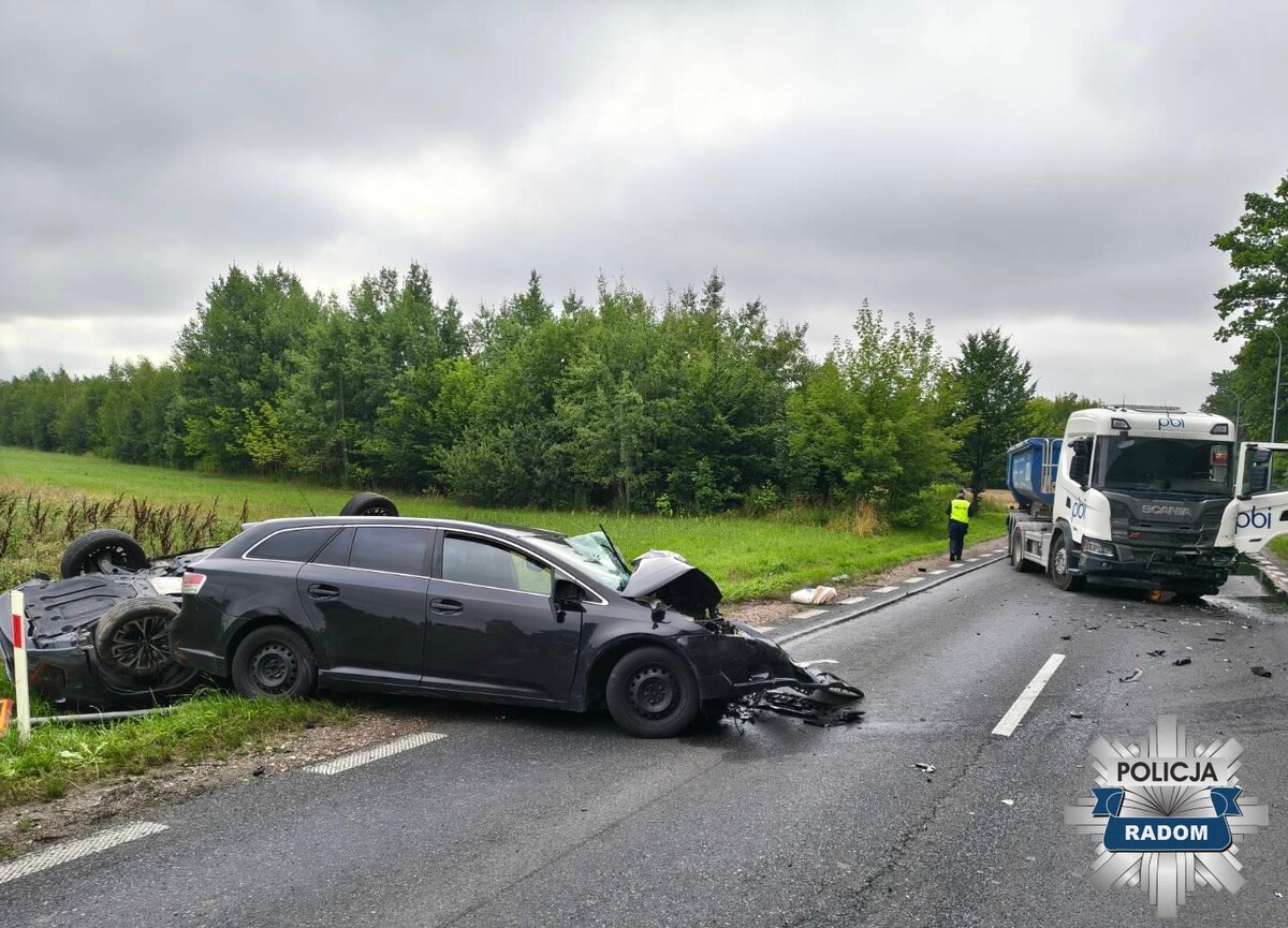 Zderzyła się Toyota z ciężarówkami – dwie osoby w szpitalu - Wypadki i Kolizje