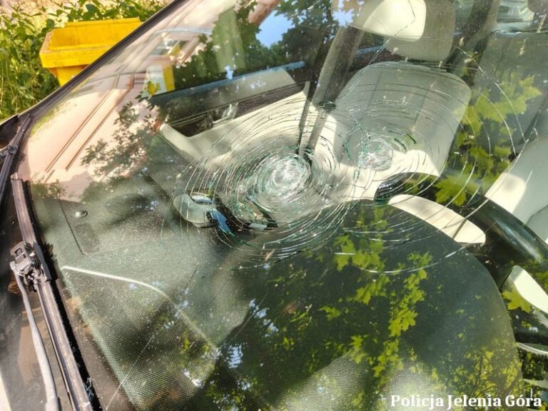 Zniszczył Mercedesa po kłótni – grozi mu 7,5 lat - Kradzieże