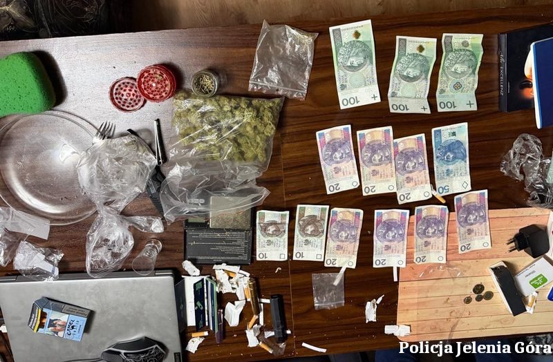 Policja Jeleniej Górze zatrzymała 20-latka z 300 porcjami - Drogówka