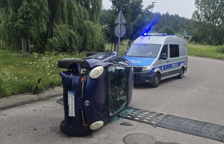 Pijana babcia przewróciła Nissana z wnuczką na Likusach - Wypadki i Kolizje