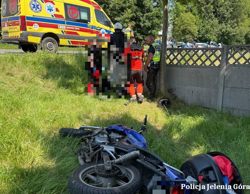 Motocyklista uderzył w samochód i trafił do szpitala - Wypadki i Kolizje
