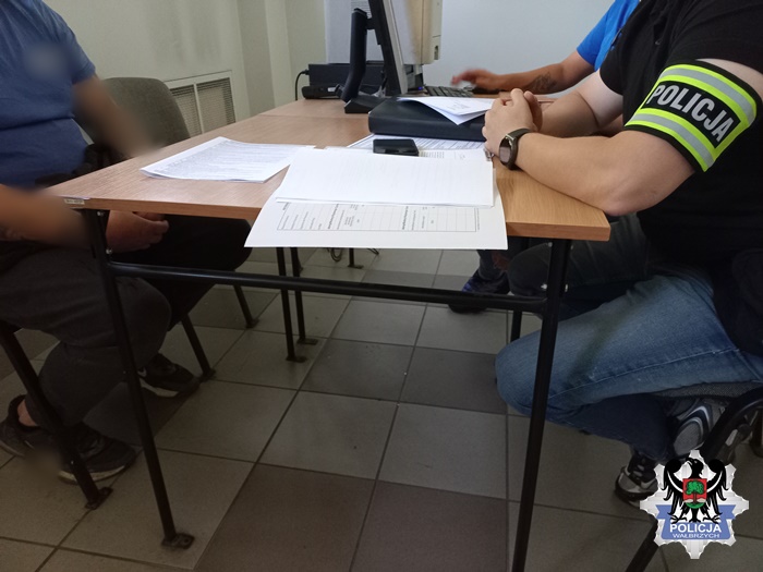 Zignorował dwa zakazy prowadzenia aut. Grozi mu 7,5 roku - Drogówka