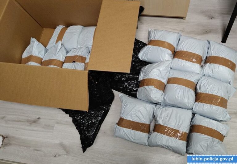 Zatrzymano dwójkę i skonfiskowano 300 kg tytoniu - Drogówka