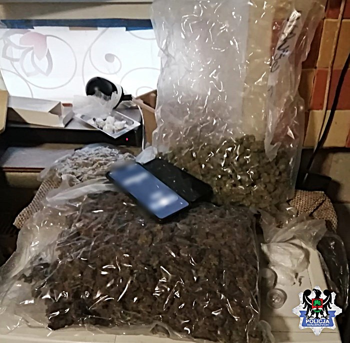 Policja zabezpieczyła 1,7 kg narkotyków w Wałbrzychu - Drogówka