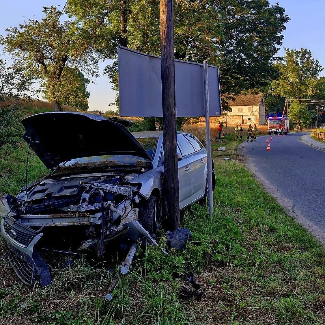 Seat Leon uderzył w drzewo po zderzeniu z Fordem - Wypadki i Kolizje