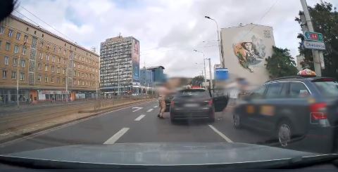 Uderzył butelką w głowę 66‑latka – 23‑latka zatrzymano we Wrocławiu - Drogówka