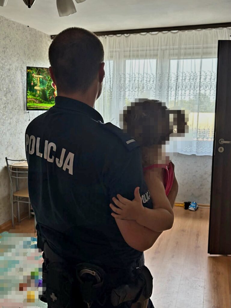 Czujność przechodniów i policji przywróciła 2‑latkę do domu - Drogówka