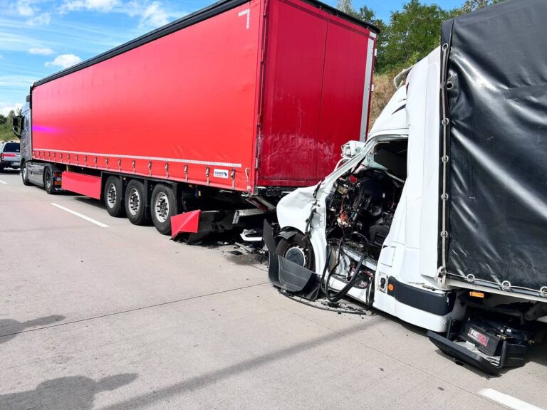 Renault uderzył w ciężarówkę na A4 – wypadek w Zgorzelcu - Wypadki i Kolizje