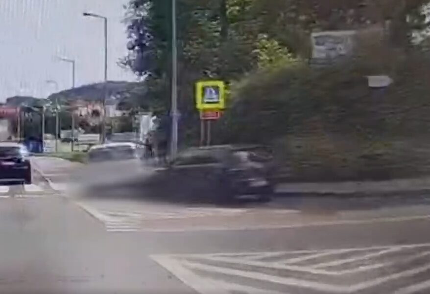 Suzuki wjechał na chodnik, potrącił dwóch pieszych - Wypadki i Kolizje