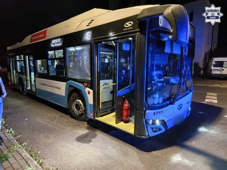 Pasażerka wybiła szybę w autobusie w Boguszowicach - Akcje Służb