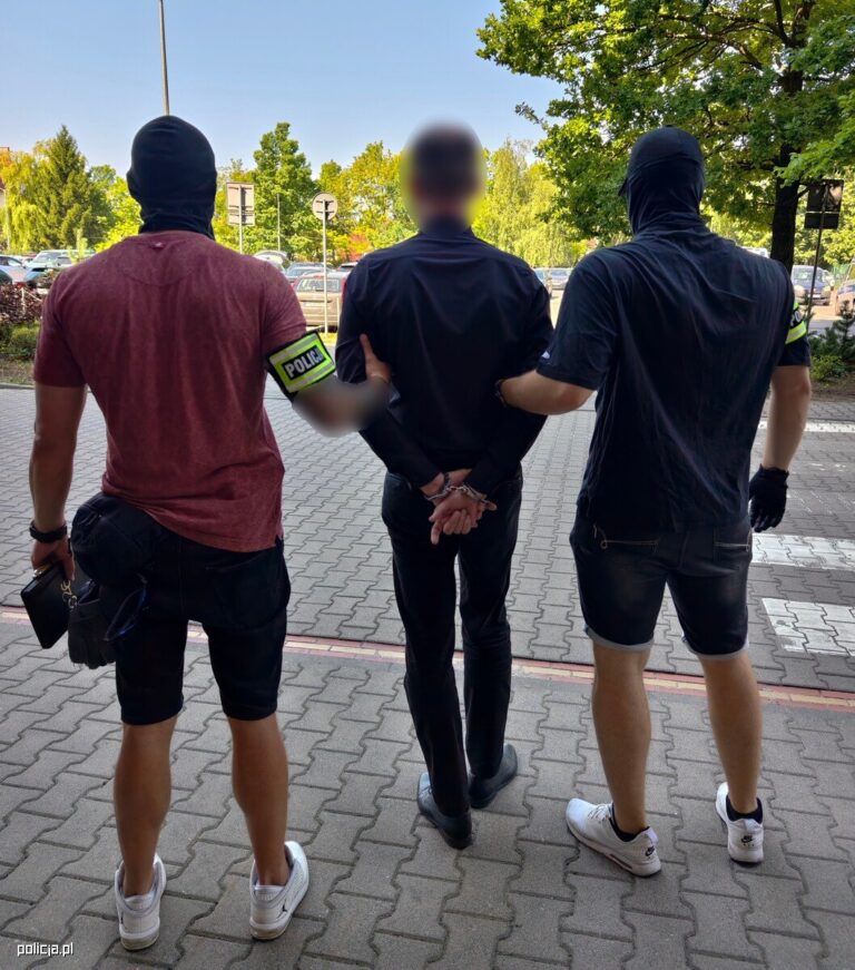 Policja zatrzymała 35-latka po wykryciu ładunku na stacji w Swarzędzu - Drogówka