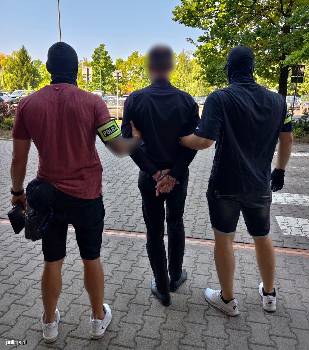 Policja zatrzymała 35-latka po wykryciu ładunku na stacji w Swarzędzu - Drogówka