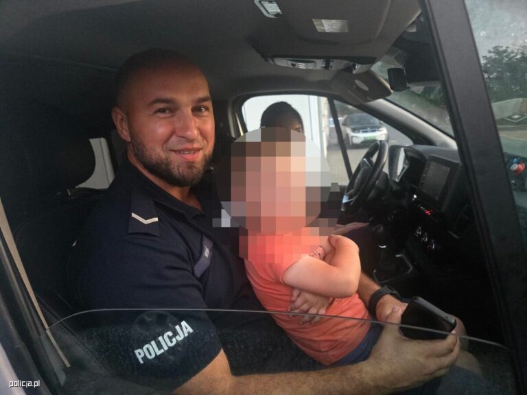 Policjanci uratowali boso błąkającego czterolatka przy S17 - Drogówka