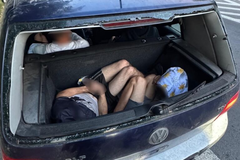 Policja w Katowicach zatrzymała Volkswagena z 8 pasażerami - Drogówka