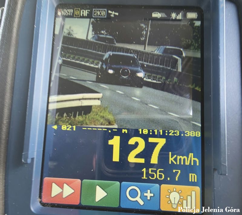 Jeleniogórski policjant zatrzymał 20-latka jadącego 127 km/h - Drogówka