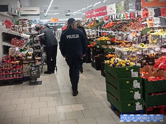 Policjant w wolnym czasie złapał złodzieja w markecie - Drogówka