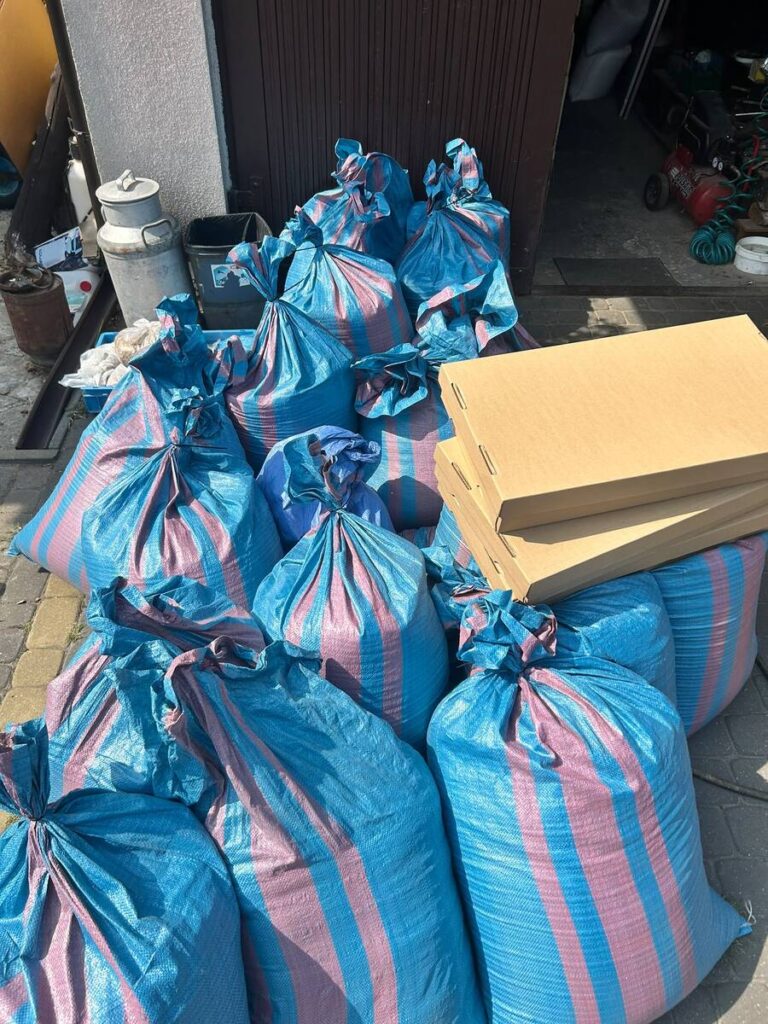 Policja Radom zatrzymała dwie osoby z 260 kg nielegalnej tytonii - Drogówka