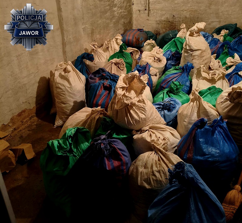 Policja w Jaworze skonfiskowała 850 kg nielegalnego tytoniu - Drogówka