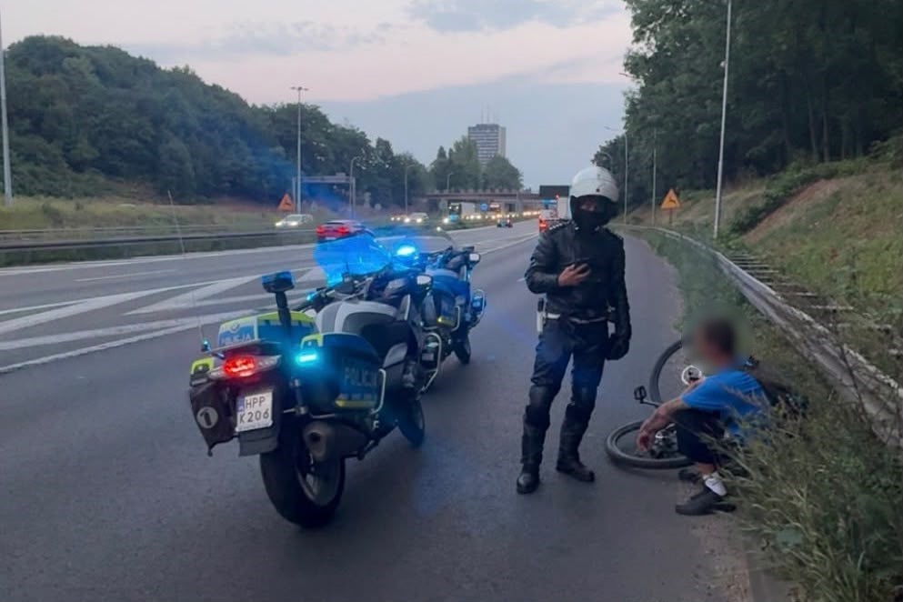 Policjanci zatrzymali pijanego rowerzystę na A4 - Drogówka
